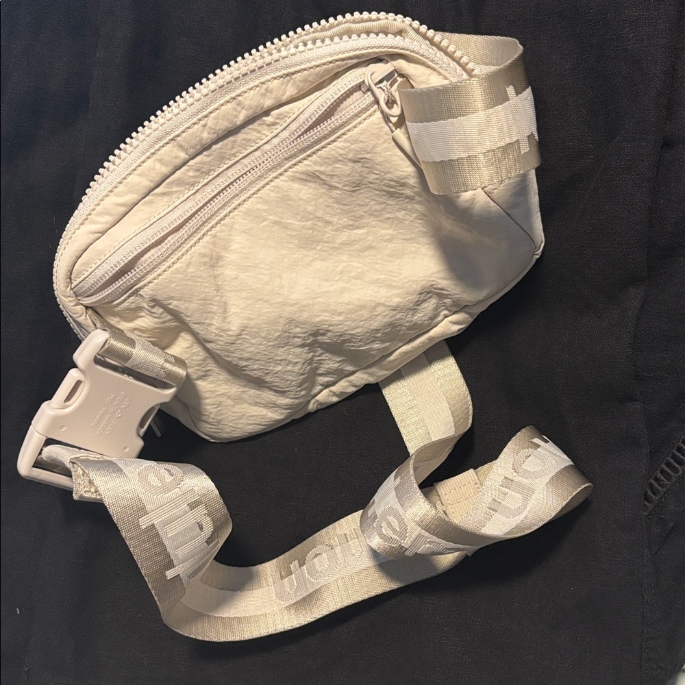 Lululemon Athletica Cream Crossbody Bag - Picture 4 of 4